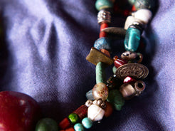 Collana tribale Amazigh, Berbera. Fatta a mano da artigiani berberi tradizionali con perline in ceramica, cristalli, pelle, pietre, corna, resine vegetali naturali e alcune piccole monete vecchie. La pietra centrale di un colore giallo intenso è di diametro 4cm circa, è leggermente ovalizzata. Pezzo unico di origine tribale , disponibili altri modelli oltre a quelli fotografati.  lunghezza 70cm, peso 170 gr