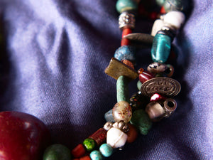 Collana tribale Amazigh, Berbera. Fatta a mano da artigiani berberi tradizionali con perline in ceramica, cristalli, pelle, pietre, corna, resine vegetali naturali e alcune piccole monete vecchie. La pietra centrale di un colore giallo intenso è di diametro 4cm circa, è leggermente ovalizzata. Pezzo unico di origine tribale , disponibili altri modelli oltre a quelli fotografati.  lunghezza 70cm, peso 170 gr
