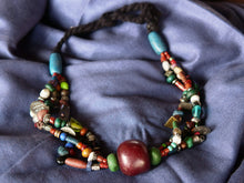 Carica l&#39;immagine nel visualizzatore di Gallery, Collana tribale Amazigh, Berbera. Fatta a mano da artigiani berberi tradizionali con perline in ceramica, cristalli, pelle, pietre, corna, resine vegetali naturali e alcune piccole monete vecchie. La pietra centrale di un colore giallo intenso è di diametro 4cm circa, è leggermente ovalizzata. Pezzo unico di origine tribale , disponibili altri modelli oltre a quelli fotografati.  lunghezza 70cm, peso170 gr