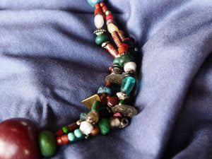 Collana tribale Amazigh, Berbera. Fatta a mano da artigiani berberi tradizionali con perline in ceramica, cristalli, pelle, pietre, corna, resine vegetali naturali e alcune piccole monete vecchie. La pietra centrale di un colore giallo intenso è di diametro 4cm circa, è leggermente ovalizzata. Pezzo unico di origine tribale , disponibili altri modelli oltre a quelli fotografati.  lunghezza 70cm, peso 170 gr