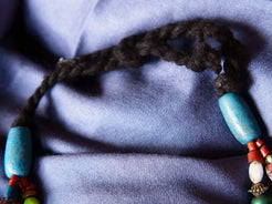 Collana tribale Amazigh, Berbera. Fatta a mano da artigiani berberi tradizionali con perline in ceramica, cristalli, pelle, pietre, corna, resine vegetali naturali e alcune piccole monete vecchie. La pietra centrale di un colore giallo intenso è di diametro 4cm circa, è leggermente ovalizzata. Pezzo unico di origine tribale , disponibili altri modelli oltre a quelli fotografati.  lunghezza 70cm, peso 170 gr