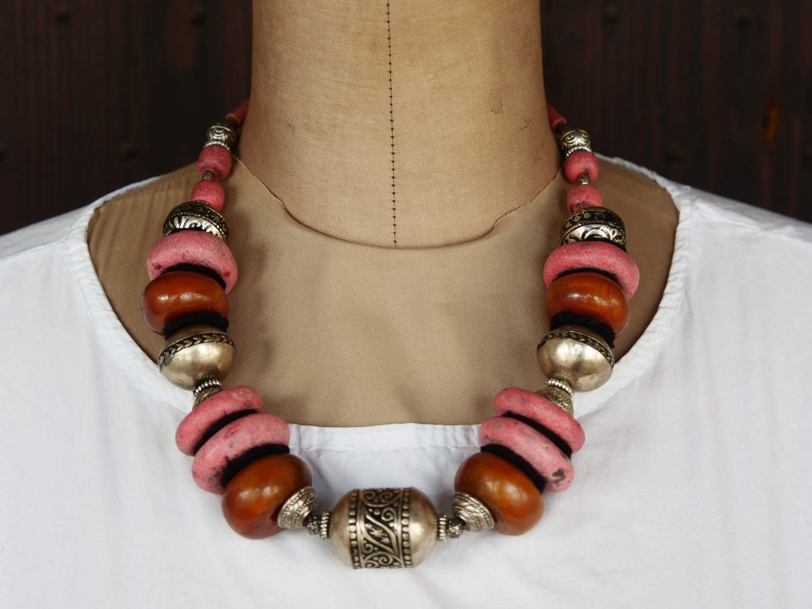 Collana tribale Amazigh, Berbera. Fatta a mano da artigiani berberi tradizionali con perline in pietre, corna, resine vegetali naturali e alcuni pezzi in argentone. Il diametro massimo della collana è di 4cm. Pezzo unico di origine tribale , disponibili altri modelli oltre a quelli fotografati. lunghezza 55cm, peso 210 gr