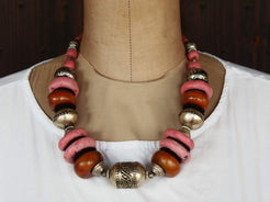Collana tribale Amazigh, Berbera. Fatta a mano da artigiani berberi tradizionali con perline in pietre, corna, resine vegetali naturali e alcuni pezzi in argentone. Il diametro massimo della collana è di 4cm. Pezzo unico di origine tribale , disponibili altri modelli oltre a quelli fotografati. lunghezza 55cm, peso 210 gr