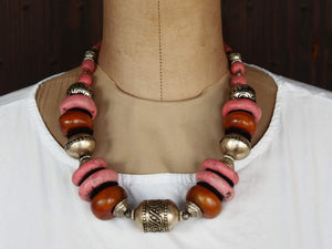 Collana tribale Amazigh, Berbera. Fatta a mano da artigiani berberi tradizionali con perline in pietre, corna, resine vegetali naturali e alcuni pezzi in argentone. Il diametro massimo della collana è di 4cm. Pezzo unico di origine tribale , disponibili altri modelli oltre a quelli fotografati. lunghezza 55cm, peso 210 gr