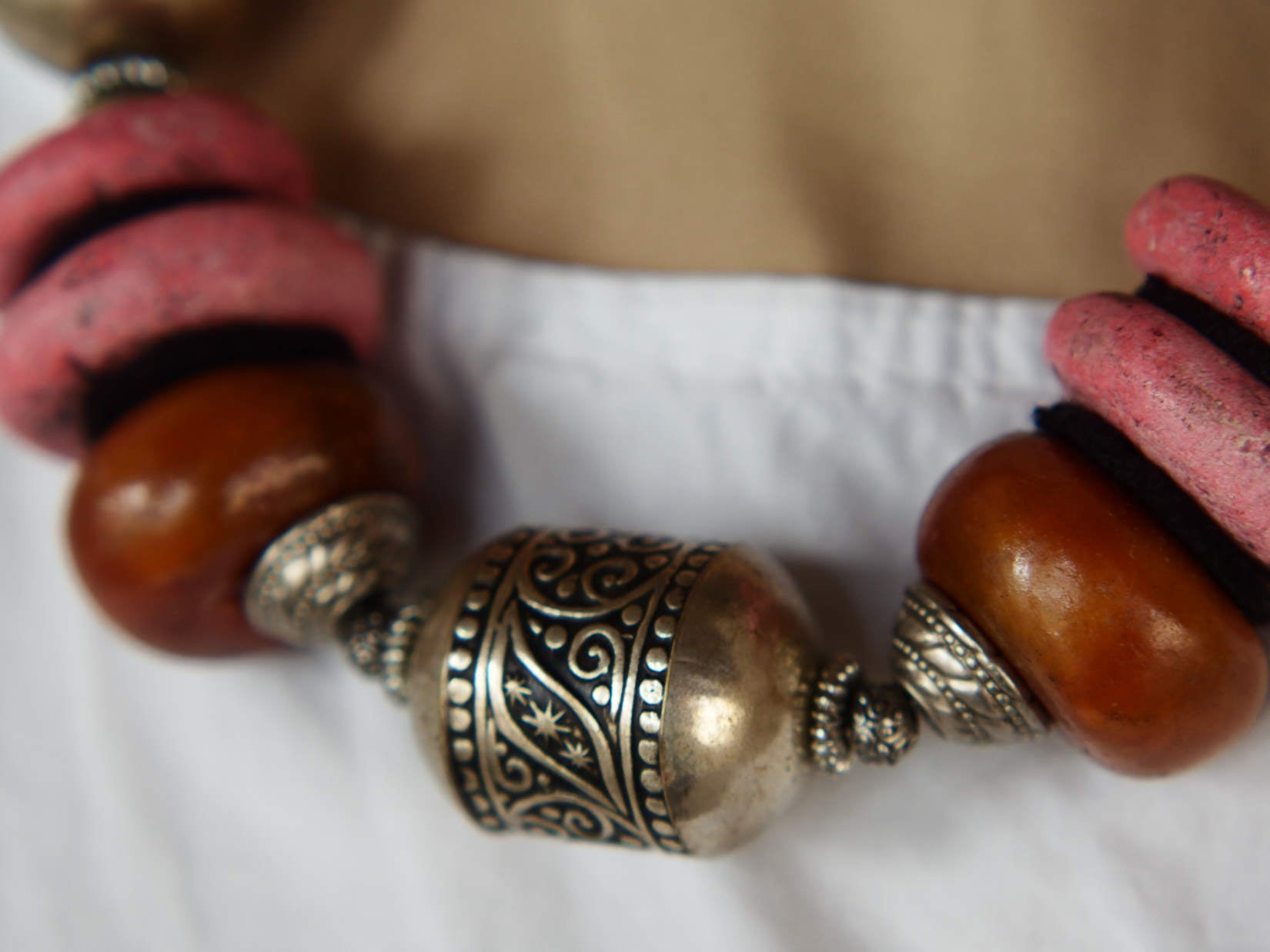Collana tribale Amazigh, Berbera. Fatta a mano da artigiani berberi tradizionali con perline in pietre, corna, resine vegetali naturali e alcuni pezzi in argentone. Il diametro massimo della collana è di 4cm. Pezzo unico di origine tribale , disponibili altri modelli oltre a quelli fotografati. lunghezza 55cm, peso 210 gr