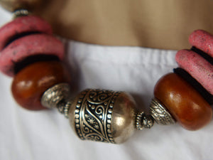 Collana tribale Amazigh, Berbera. Fatta a mano da artigiani berberi tradizionali con perline in pietre, corna, resine vegetali naturali e alcuni pezzi in argentone. Il diametro massimo della collana è di 4cm. Pezzo unico di origine tribale , disponibili altri modelli oltre a quelli fotografati. lunghezza 55cm, peso 210 gr