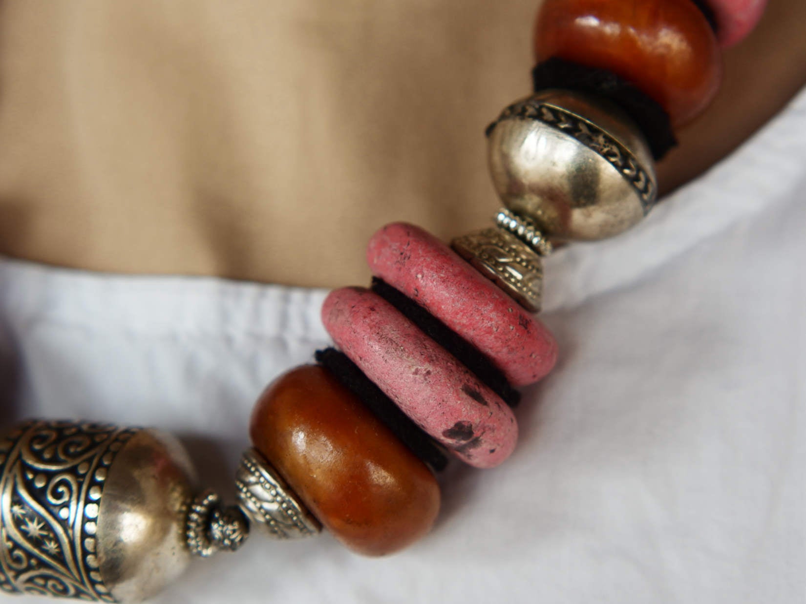 Collana tribale Amazigh, Berbera. Fatta a mano da artigiani berberi tradizionali con perline in pietre, corna, resine vegetali naturali e alcuni pezzi in argentone. Il diametro massimo della collana è di 4cm. Pezzo unico di origine tribale , disponibili altri modelli oltre a quelli fotografati. lunghezza 55cm, peso 210 gr