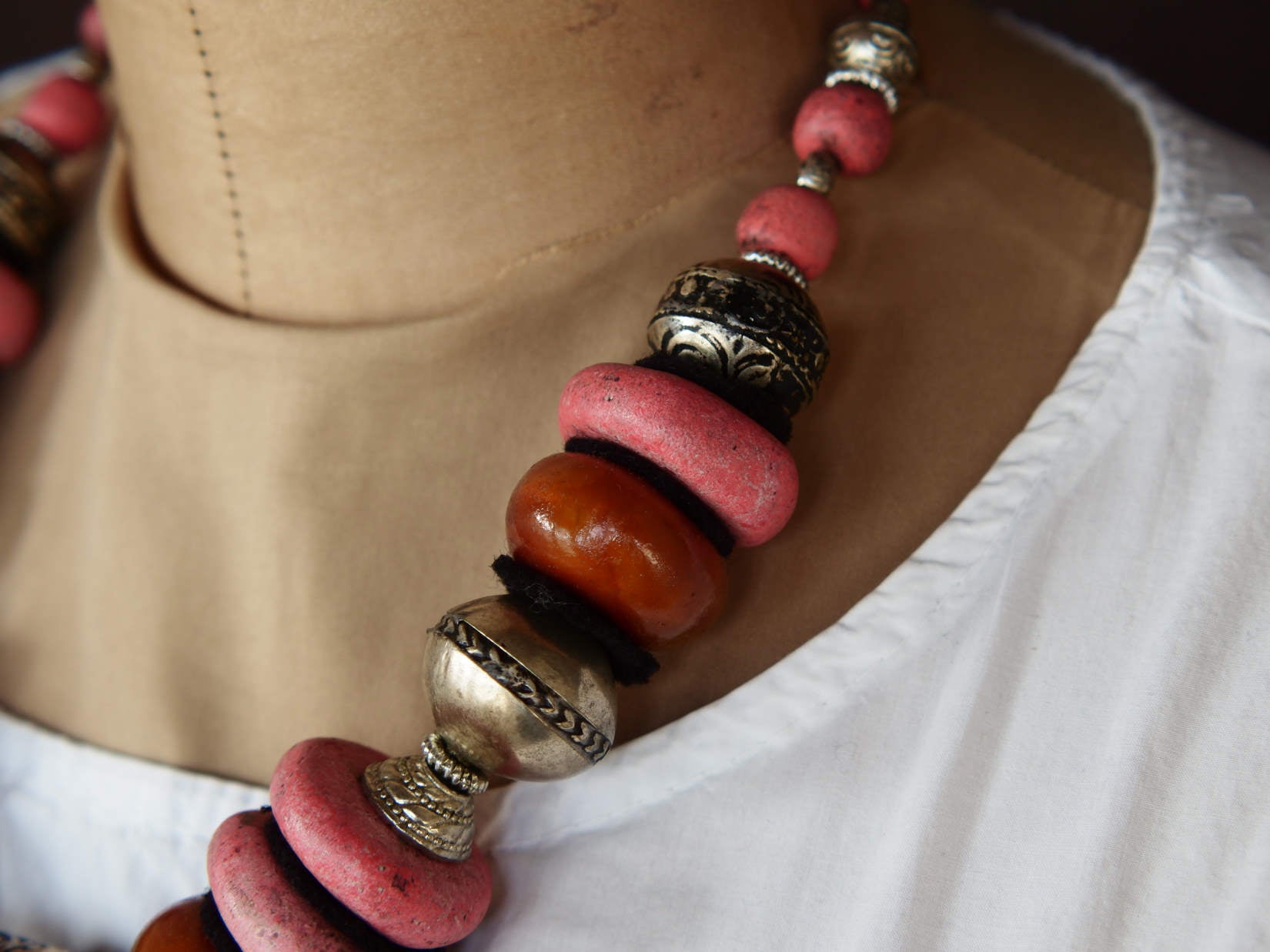 Collana tribale Amazigh, Berbera. Fatta a mano da artigiani berberi tradizionali con perline in pietre, corna, resine vegetali naturali e alcuni pezzi in argentone. Il diametro massimo della collana è di 4cm. Pezzo unico di origine tribale , disponibili altri modelli oltre a quelli fotografati. lunghezza 55cm, peso 210 gr