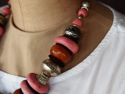 Collana tribale Amazigh, Berbera. Fatta a mano da artigiani berberi tradizionali con perline in pietre, corna, resine vegetali naturali e alcuni pezzi in argentone. Il diametro massimo della collana è di 4cm. Pezzo unico di origine tribale , disponibili altri modelli oltre a quelli fotografati. lunghezza 55cm, peso 210 gr