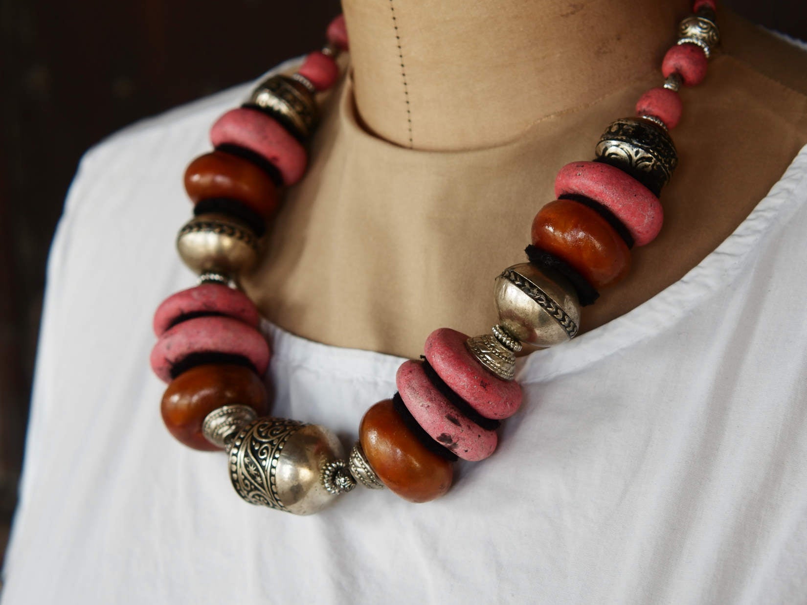 Collana tribale Amazigh, Berbera. Fatta a mano da artigiani berberi tradizionali con perline in pietre, corna, resine vegetali naturali e alcuni pezzi in argentone. Il diametro massimo della collana è di 4cm. Pezzo unico di origine tribale , disponibili altri modelli oltre a quelli fotografati. lunghezza 55cm, peso 210 gr