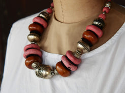Collana tribale Amazigh, Berbera. Fatta a mano da artigiani berberi tradizionali con perline in pietre, corna, resine vegetali naturali e alcuni pezzi in argentone. Il diametro massimo della collana è di 4cm. Pezzo unico di origine tribale , disponibili altri modelli oltre a quelli fotografati. lunghezza 55cm, peso 210 gr