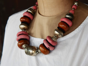 Collana tribale Amazigh, Berbera. Fatta a mano da artigiani berberi tradizionali con perline in pietre, corna, resine vegetali naturali e alcuni pezzi in argentone. Il diametro massimo della collana è di 4cm. Pezzo unico di origine tribale , disponibili altri modelli oltre a quelli fotografati. lunghezza 55cm, peso 210 gr