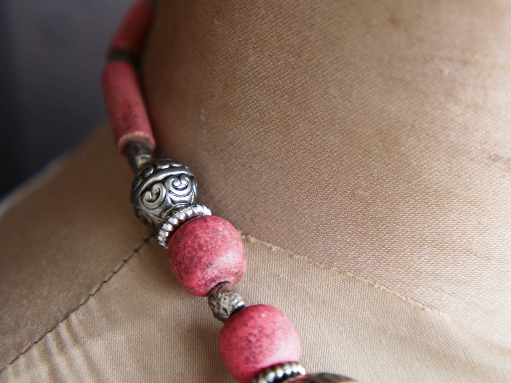 Collana tribale Amazigh, Berbera. Fatta a mano da artigiani berberi tradizionali con perline in pietre, corna, resine vegetali naturali e alcuni pezzi in argentone. Il diametro massimo della collana è di 4cm. Pezzo unico di origine tribale , disponibili altri modelli oltre a quelli fotografati. lunghezza 55cm, peso 210 gr