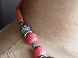 Collana tribale Amazigh, Berbera. Fatta a mano da artigiani berberi tradizionali con perline in pietre, corna, resine vegetali naturali e alcuni pezzi in argentone. Il diametro massimo della collana è di 4cm. Pezzo unico di origine tribale , disponibili altri modelli oltre a quelli fotografati. lunghezza 55cm, peso 210 gr