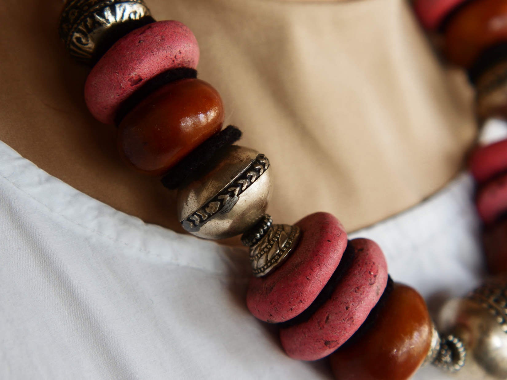 Collana tribale Amazigh, Berbera. Fatta a mano da artigiani berberi tradizionali con perline in pietre, corna, resine vegetali naturali e alcuni pezzi in argentone. Il diametro massimo della collana è di 4cm. Pezzo unico di origine tribale , disponibili altri modelli oltre a quelli fotografati. lunghezza 55cm, peso 210 gr