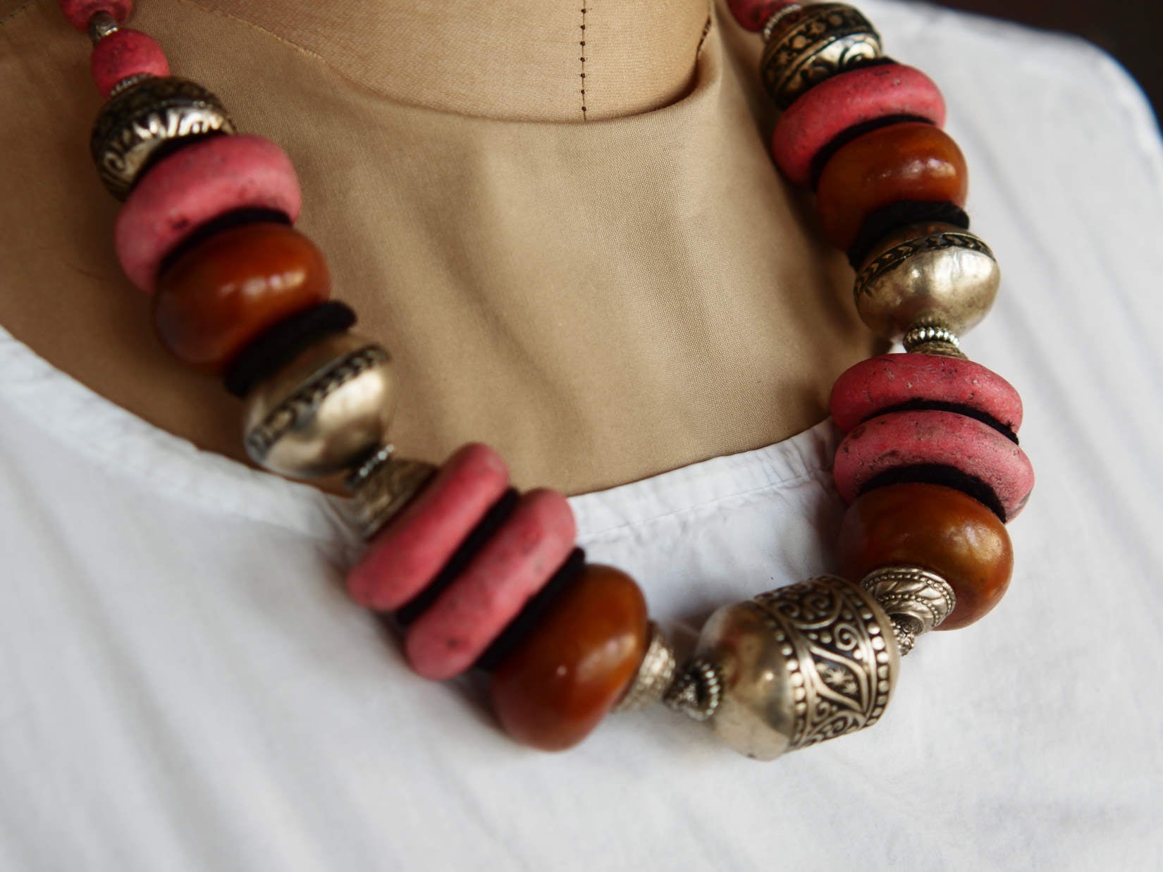 Collana tribale Amazigh, Berbera. Fatta a mano da artigiani berberi tradizionali con perline in pietre, corna, resine vegetali naturali e alcuni pezzi in argentone. Il diametro massimo della collana è di 4cm. Pezzo unico di origine tribale , disponibili altri modelli oltre a quelli fotografati. lunghezza 55cm, peso 210 gr