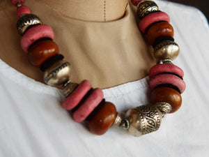 Collana tribale Amazigh, Berbera. Fatta a mano da artigiani berberi tradizionali con perline in pietre, corna, resine vegetali naturali e alcuni pezzi in argentone. Il diametro massimo della collana è di 4cm. Pezzo unico di origine tribale , disponibili altri modelli oltre a quelli fotografati. lunghezza 55cm, peso 210 gr