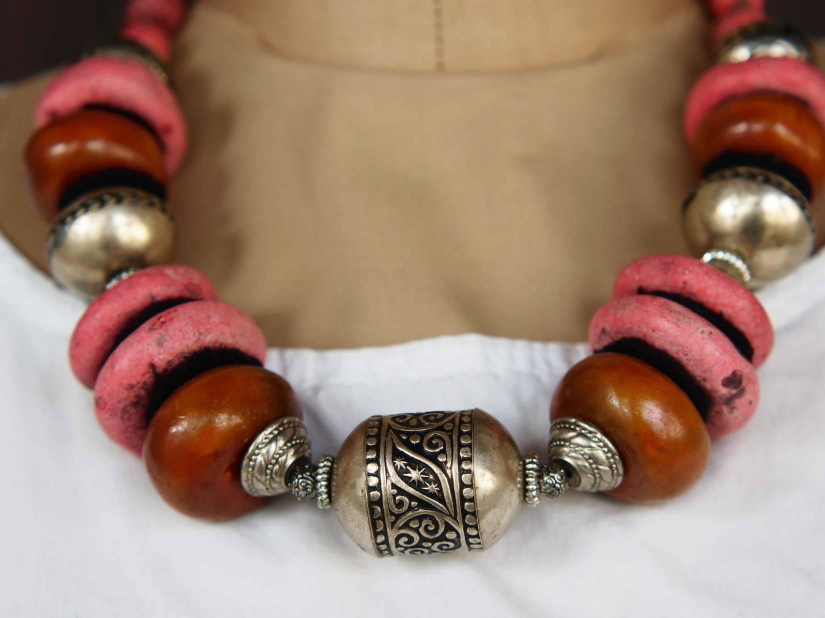 Collana tribale Amazigh, Berbera. Fatta a mano da artigiani berberi tradizionali con perline in pietre, corna, resine vegetali naturali e alcuni pezzi in argentone. Il diametro massimo della collana è di 4cm. Pezzo unico di origine tribale , disponibili altri modelli oltre a quelli fotografati. lunghezza 55cm, peso 210 gr
