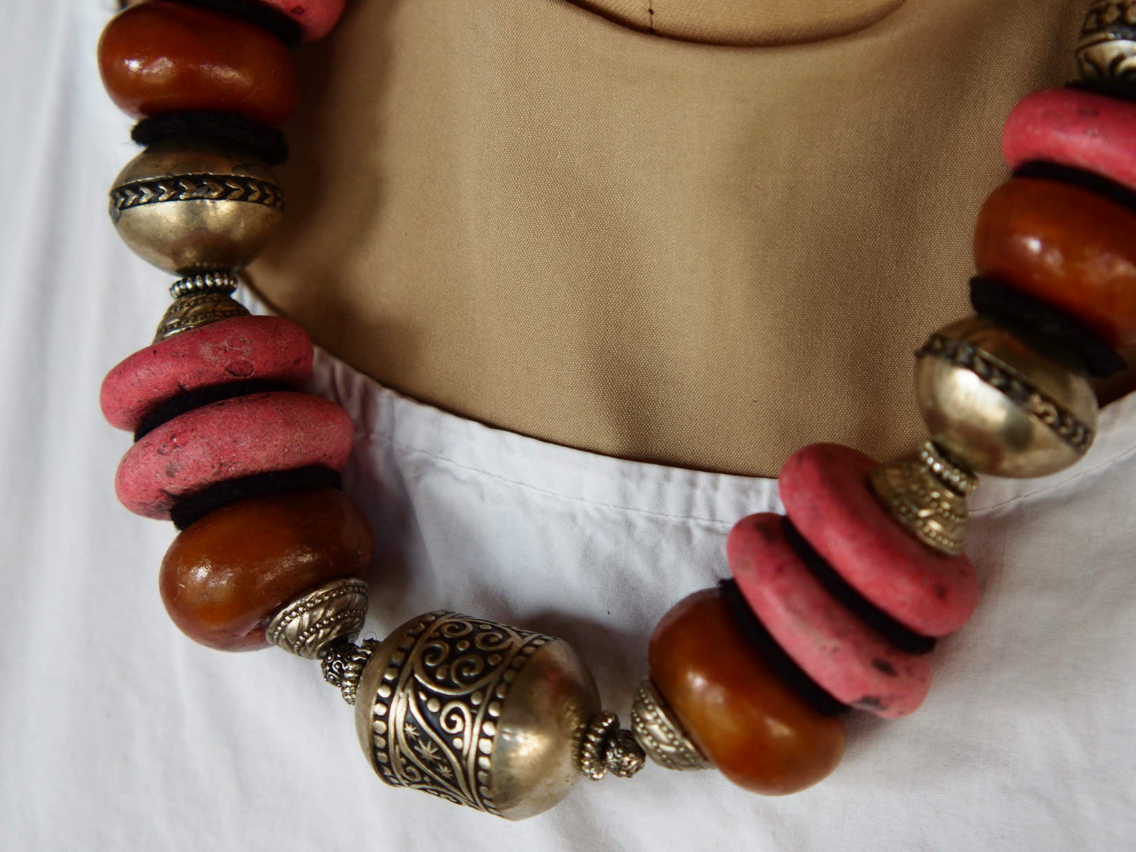 Collana tribale Amazigh, Berbera. Fatta a mano da artigiani berberi tradizionali con perline in pietre, corna, resine vegetali naturali e alcuni pezzi in argentone. Il diametro massimo della collana è di 4cm. Pezzo unico di origine tribale , disponibili altri modelli oltre a quelli fotografati. lunghezza 55cm, peso 210 gr