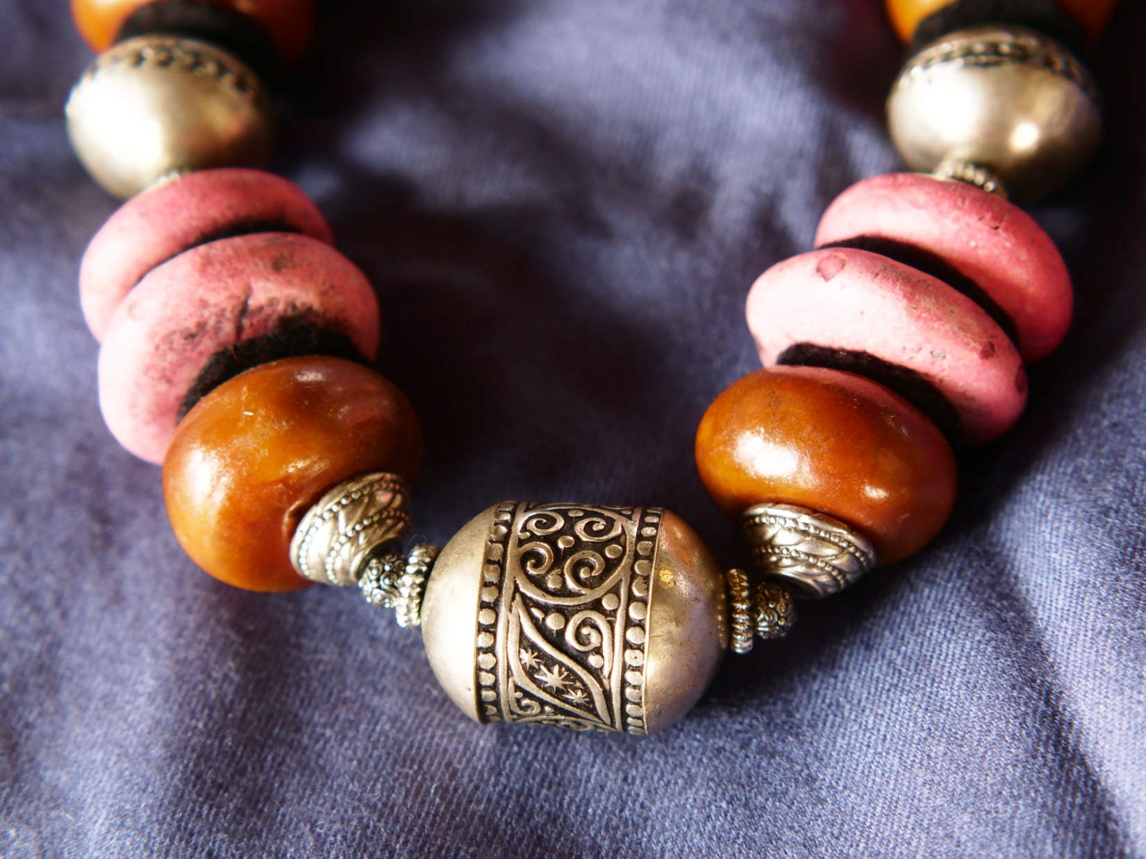 Collana tribale Amazigh, Berbera. Fatta a mano da artigiani berberi tradizionali con perline in pietre, corna, resine vegetali naturali e alcuni pezzi in argentone. Il diametro massimo della collana è di 4cm. Pezzo unico di origine tribale , disponibili altri modelli oltre a quelli fotografati. lunghezza 55cm, peso 210 gr