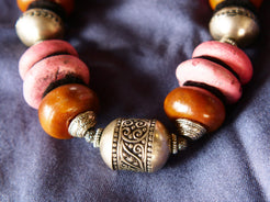 Collana tribale Amazigh, Berbera. Fatta a mano da artigiani berberi tradizionali con perline in pietre, corna, resine vegetali naturali e alcuni pezzi in argentone. Il diametro massimo della collana è di 4cm. Pezzo unico di origine tribale , disponibili altri modelli oltre a quelli fotografati. lunghezza 55cm, peso 210 gr