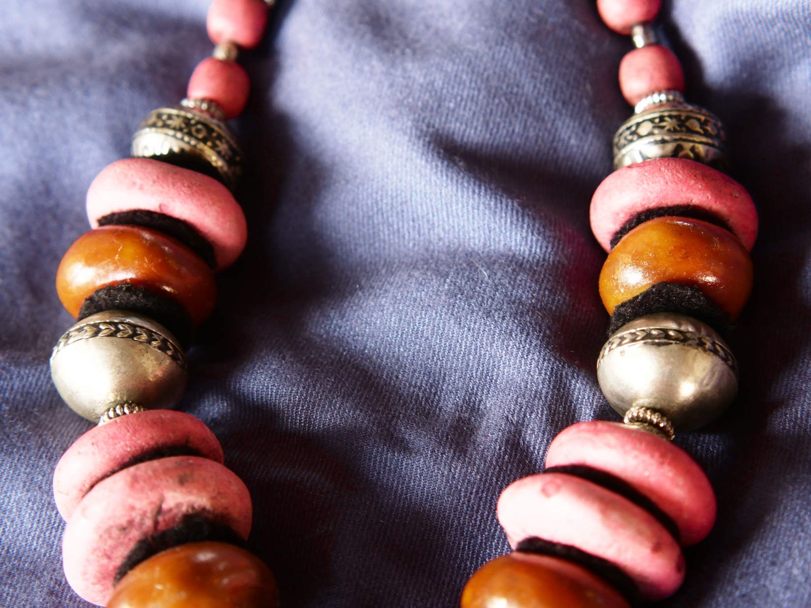 Collana tribale Amazigh, Berbera. Fatta a mano da artigiani berberi tradizionali con perline in pietre, corna, resine vegetali naturali e alcuni pezzi in argentone. Il diametro massimo della collana è di 4cm. Pezzo unico di origine tribale , disponibili altri modelli oltre a quelli fotografati. lunghezza 55cm, peso 210 gr