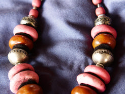 Collana tribale Amazigh, Berbera. Fatta a mano da artigiani berberi tradizionali con perline in pietre, corna, resine vegetali naturali e alcuni pezzi in argentone. Il diametro massimo della collana è di 4cm. Pezzo unico di origine tribale , disponibili altri modelli oltre a quelli fotografati. lunghezza 55cm, peso 210 gr