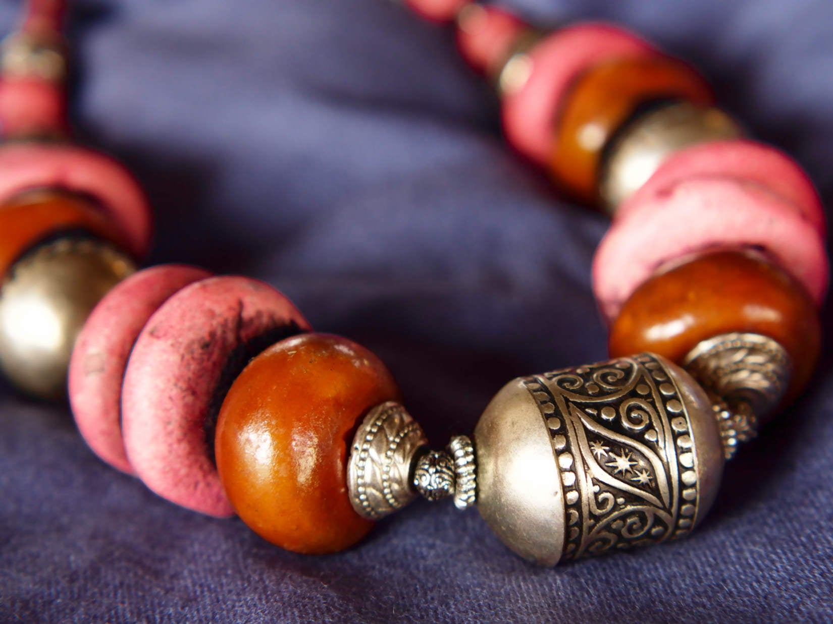 Collana tribale Amazigh, Berbera. Fatta a mano da artigiani berberi tradizionali con perline in pietre, corna, resine vegetali naturali e alcuni pezzi in argentone. Il diametro massimo della collana è di 4cm. Pezzo unico di origine tribale , disponibili altri modelli oltre a quelli fotografati. lunghezza 55cm, peso 210 gr