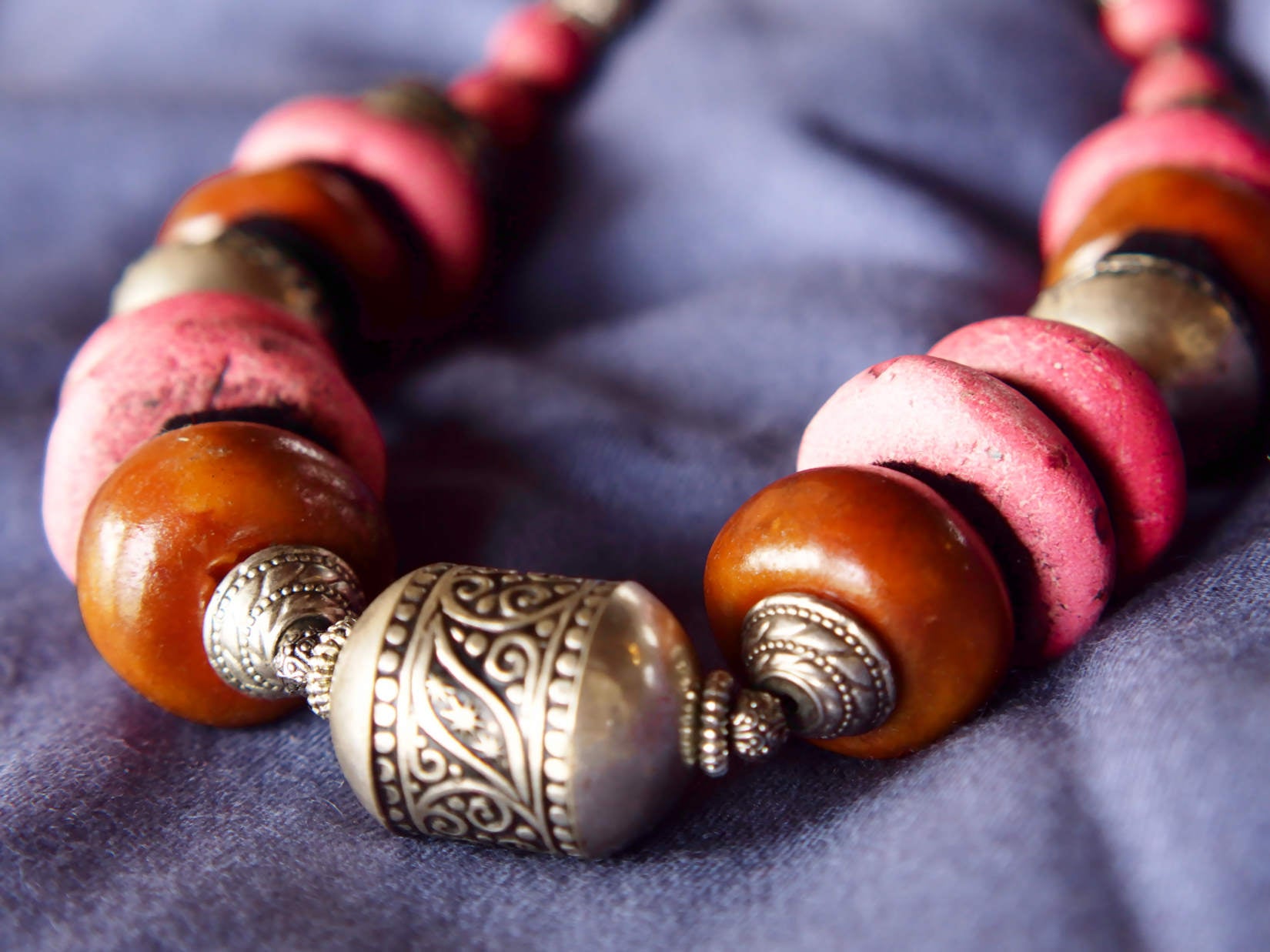 Collana tribale Amazigh, Berbera. Fatta a mano da artigiani berberi tradizionali con perline in pietre, corna, resine vegetali naturali e alcuni pezzi in argentone. Il diametro massimo della collana è di 4cm. Pezzo unico di origine tribale , disponibili altri modelli oltre a quelli fotografati. lunghezza 55cm, peso 210 gr