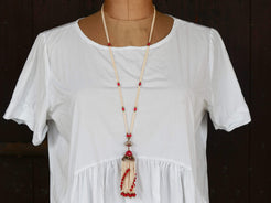 elegante collana a 2 fili in perle di fiume finissime , micro , di colore omogeneo .  Ciondolo centrale in corniola sfaccettata con contorno di pietre dure semipreziose  Assemblato artigianalmente.  collana lunghezza complessiva 53cm,solo ciondolo 3 cm   peso 50grammi.
