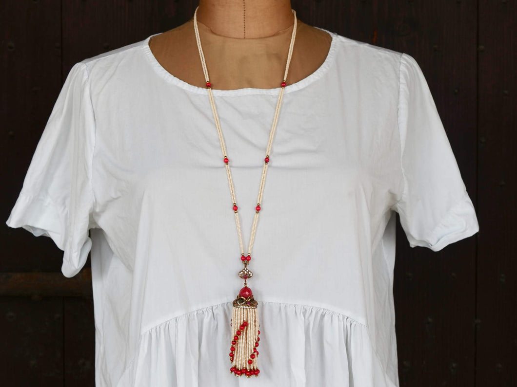 elegante collana a 2 fili in perle di fiume finissime , micro , di colore omogeneo .  Ciondolo centrale in corniola sfaccettata con contorno di pietre dure semipreziose  Assemblato artigianalmente.  collana lunghezza complessiva 53cm,solo ciondolo 3 cm   peso 50grammi.
