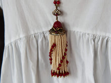 Carica l&#39;immagine nel visualizzatore di Gallery, elegante collana a 2 fili in perle di fiume finissime , micro , di colore omogeneo .  Ciondolo centrale in corniola sfaccettata con contorno di pietre dure semipreziose  Assemblato artigianalmente.  collana lunghezza complessiva 53cm,solo ciondolo 3 cm   peso 50grammi.