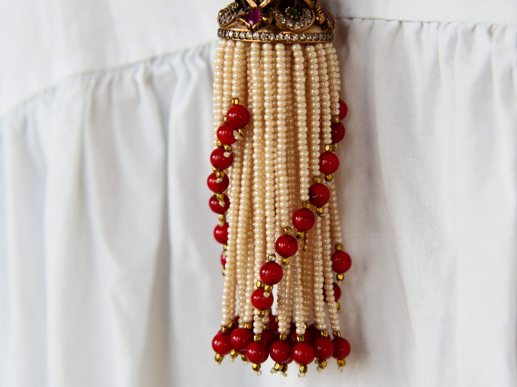 elegante collana a 2 fili in perle di fiume finissime , micro , di colore omogeneo .  Ciondolo centrale in corniola sfaccettata con contorno di pietre dure semipreziose  Assemblato artigianalmente.  collana lunghezza complessiva 53cm,solo ciondolo 3 cm   peso 50grammi.