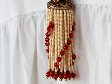 Carica l&#39;immagine nel visualizzatore di Gallery, elegante collana a 2 fili in perle di fiume finissime , micro , di colore omogeneo .  Ciondolo centrale in corniola sfaccettata con contorno di pietre dure semipreziose  Assemblato artigianalmente.  collana lunghezza complessiva 53cm,solo ciondolo 3 cm   peso 50grammi.