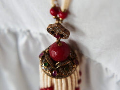 elegante collana a 2 fili in perle di fiume finissime , micro , di colore omogeneo .  Ciondolo centrale in corniola sfaccettata con contorno di pietre dure semipreziose  Assemblato artigianalmente.  collana lunghezza complessiva 53cm,solo ciondolo 3 cm   peso 50grammi.