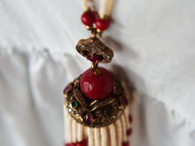 Carica l&#39;immagine nel visualizzatore di Gallery, elegante collana a 2 fili in perle di fiume finissime , micro , di colore omogeneo .  Ciondolo centrale in corniola sfaccettata con contorno di pietre dure semipreziose  Assemblato artigianalmente.  collana lunghezza complessiva 53cm,solo ciondolo 3 cm   peso 50grammi.