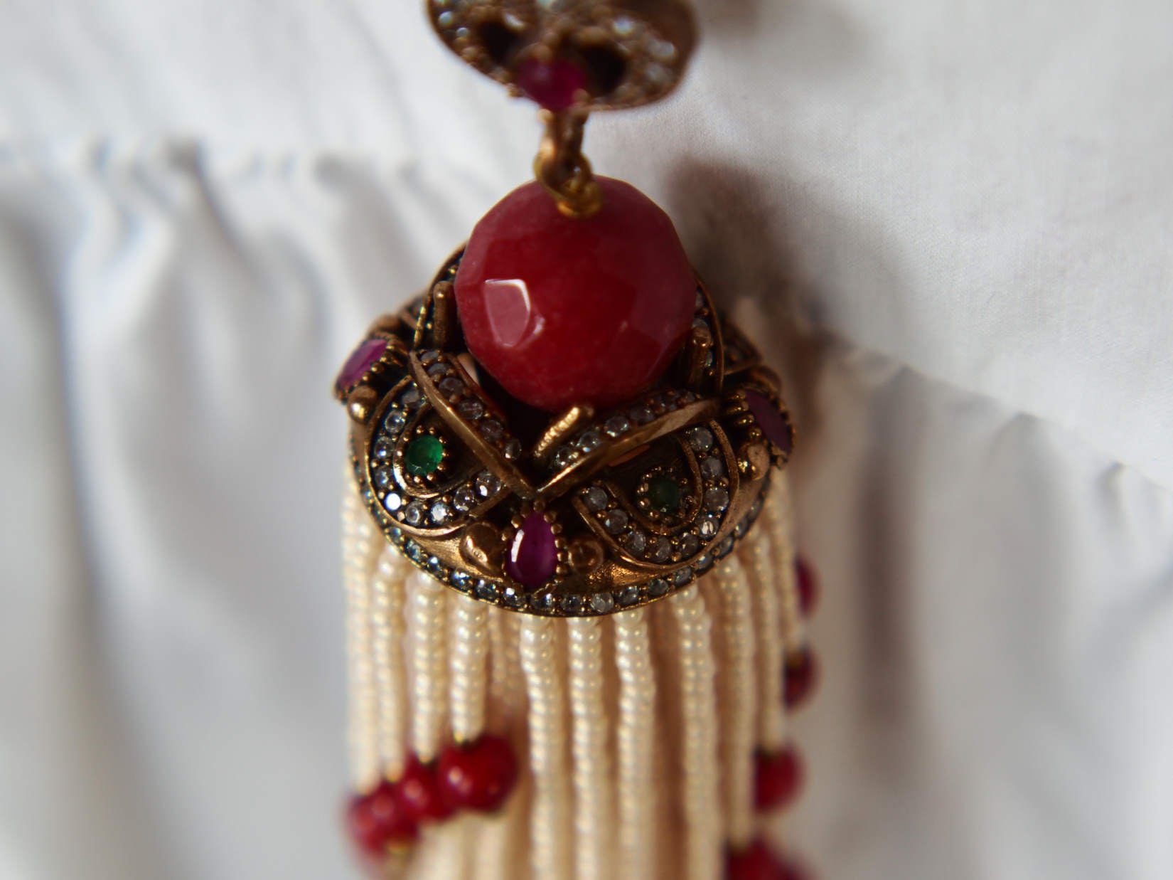 elegante collana a 2 fili in perle di fiume finissime , micro , di colore omogeneo .  Ciondolo centrale in corniola sfaccettata con contorno di pietre dure semipreziose  Assemblato artigianalmente.  collana lunghezza complessiva 53cm,solo ciondolo 3 cm   peso 50grammi.