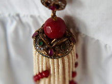 Carica l&#39;immagine nel visualizzatore di Gallery, elegante collana a 2 fili in perle di fiume finissime , micro , di colore omogeneo .  Ciondolo centrale in corniola sfaccettata con contorno di pietre dure semipreziose  Assemblato artigianalmente.  collana lunghezza complessiva 53cm,solo ciondolo 3 cm   peso 50grammi.