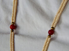 Carica l&#39;immagine nel visualizzatore di Gallery, elegante collana a 2 fili in perle di fiume finissime , micro , di colore omogeneo .  Ciondolo centrale in corniola sfaccettata con contorno di pietre dure semipreziose  Assemblato artigianalmente.  collana lunghezza complessiva 53cm,solo ciondolo 3 cm   peso 50grammi.