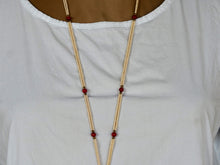 Carica l&#39;immagine nel visualizzatore di Gallery, elegante collana a 2 fili in perle di fiume finissime , micro , di colore omogeneo .  Ciondolo centrale in corniola sfaccettata con contorno di pietre dure semipreziose  Assemblato artigianalmente.  collana lunghezza complessiva 53cm,solo ciondolo 3 cm   peso 50grammi.