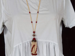 elegante collana a 2 fili in perle di fiume finissime , micro , di colore omogeneo .  Ciondolo centrale in corniola sfaccettata con contorno di pietre dure semipreziose  Assemblato artigianalmente.  collana lunghezza complessiva 53cm,solo ciondolo 3 cm   peso 50grammi.