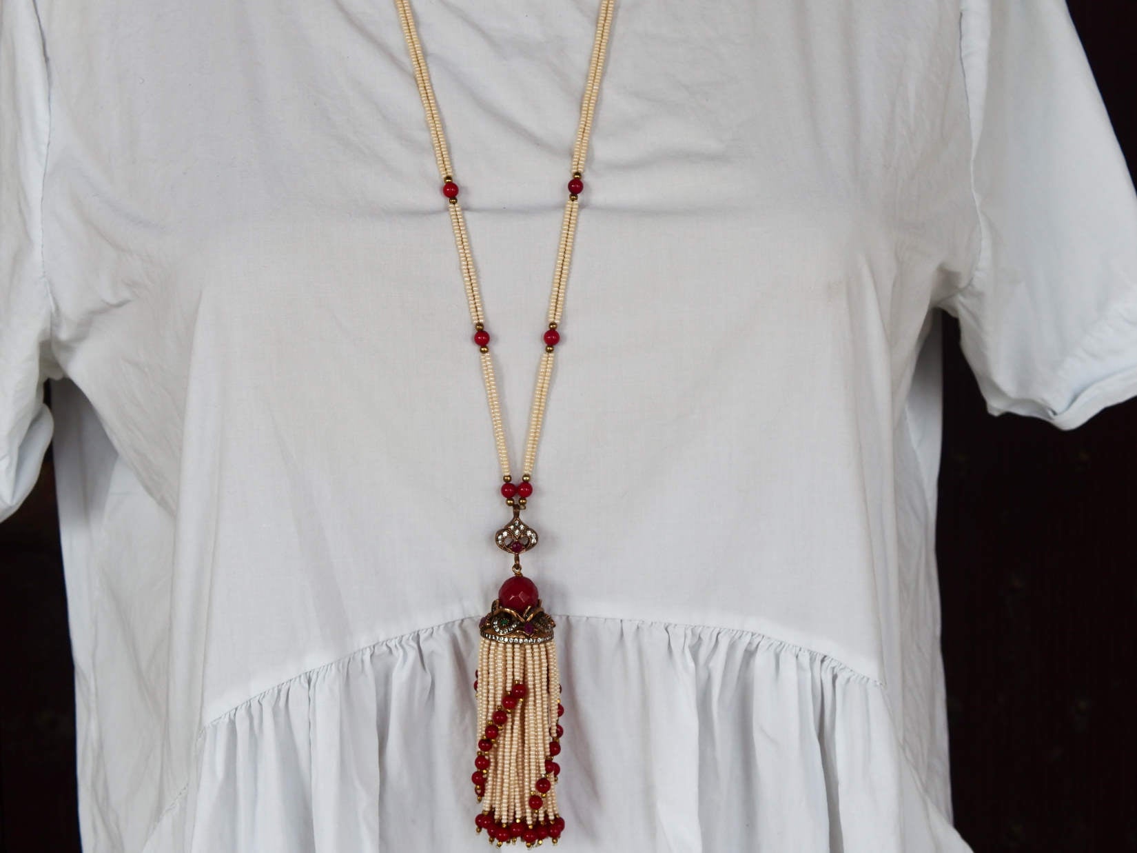 elegante collana a 2 fili in perle di fiume finissime , micro , di colore omogeneo .  Ciondolo centrale in corniola sfaccettata con contorno di pietre dure semipreziose  Assemblato artigianalmente.  collana lunghezza complessiva 53cm,solo ciondolo 3 cm   peso 50grammi.