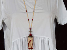 Carica l&#39;immagine nel visualizzatore di Gallery, elegante collana a 2 fili in perle di fiume finissime , micro , di colore omogeneo .  Ciondolo centrale in corniola sfaccettata con contorno di pietre dure semipreziose  Assemblato artigianalmente.  collana lunghezza complessiva 53cm,solo ciondolo 3 cm   peso 50grammi.