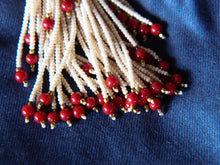 Carica l&#39;immagine nel visualizzatore di Gallery, elegante collana a 2 fili in perle di fiume finissime , micro , di colore omogeneo .  Ciondolo centrale in corniola sfaccettata con contorno di pietre dure semipreziose  Assemblato artigianalmente.  collana lunghezza complessiva 53cm,solo ciondolo 3 cm   peso 50grammi.