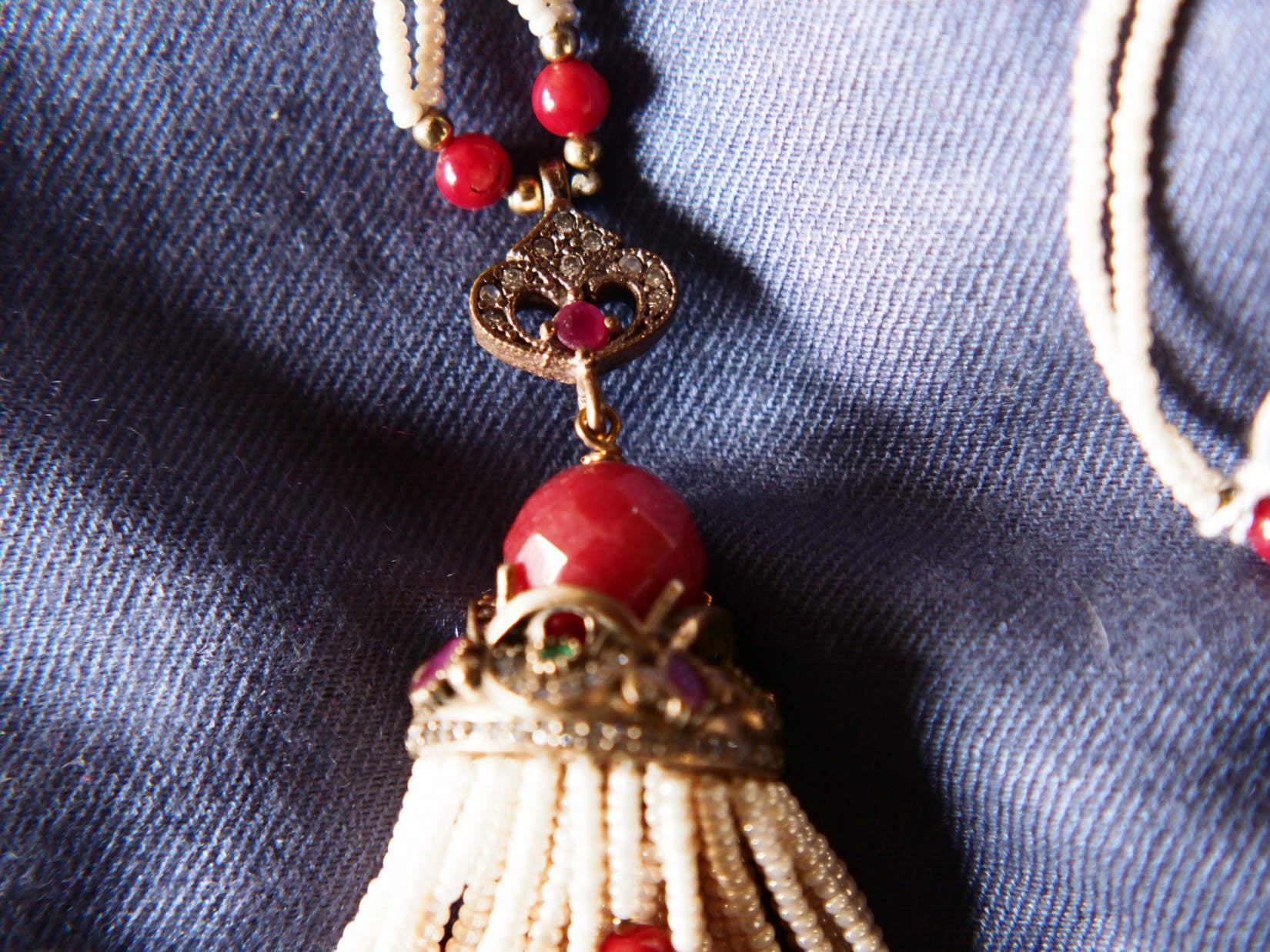 elegante collana a 2 fili in perle di fiume finissime , micro , di colore omogeneo .  Ciondolo centrale in corniola sfaccettata con contorno di pietre dure semipreziose  Assemblato artigianalmente.  collana lunghezza complessiva 53cm,solo ciondolo 3 cm   peso 50grammi.