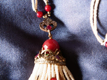 Carica l&#39;immagine nel visualizzatore di Gallery, elegante collana a 2 fili in perle di fiume finissime , micro , di colore omogeneo .  Ciondolo centrale in corniola sfaccettata con contorno di pietre dure semipreziose  Assemblato artigianalmente.  collana lunghezza complessiva 53cm,solo ciondolo 3 cm   peso 50grammi.