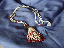 Carica l&#39;immagine nel visualizzatore di Gallery, elegante collana a 2 fili in perle di fiume finissime , micro , di colore omogeneo .  Ciondolo centrale in corniola sfaccettata con contorno di pietre dure semipreziose  Assemblato artigianalmente.  collana lunghezza complessiva 53cm,solo ciondolo 3 cm   peso 50grammi.