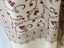Carica l&#39;immagine nel visualizzatore di Gallery, scialle in lana finemente ricamato a mano a tema floreale .  pezzo unico lavorato artigianalmente proveniente dall&#39;india in lana pettinata molto calda e poco pesante .  misure 70x210cm peso 140gr 