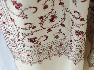 scialle in lana finemente ricamato a mano a tema floreale .  pezzo unico lavorato artigianalmente proveniente dall'india in lana pettinata molto calda e poco pesante .  misure 70x210cm peso 140gr 