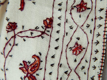 Carica l&#39;immagine nel visualizzatore di Gallery, scialle in lana finemente ricamato a mano a tema floreale .  pezzo unico lavorato artigianalmente proveniente dall&#39;india in lana pettinata molto calda e poco pesante .  misure 70x210cm peso 140gr 